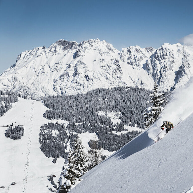 Skifahrer im Winterurlaub im Hotel Goldener Berg am Arlberg