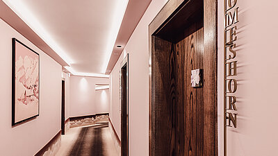 eine Tür die in ein Zimmer im Hotel Goldener Berg am Arlberg führt