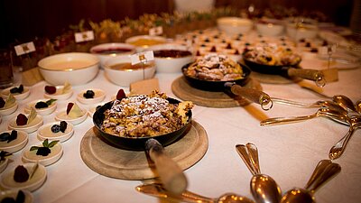 ein Desserttisch im Gourmethotel Goldener Berg in Oberlech