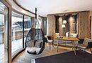der Wohnbereich in einem Zimmer im Hotel Goldener Berg am Arlberg