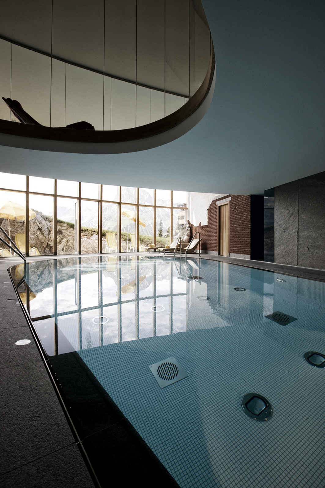 ein Indoorpool im Wellnesshotel Goldener Berg am Arlberg